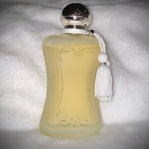Elegant Women's Body Oil with Silver Cap